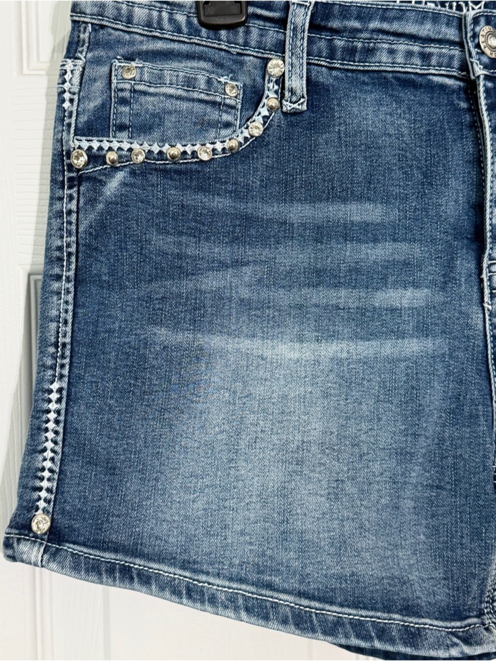Platinum Plush Denim Jean Shorts XL Studded Wing Bling Y2K Wing Pocket Stretch - Picture 2 of 8